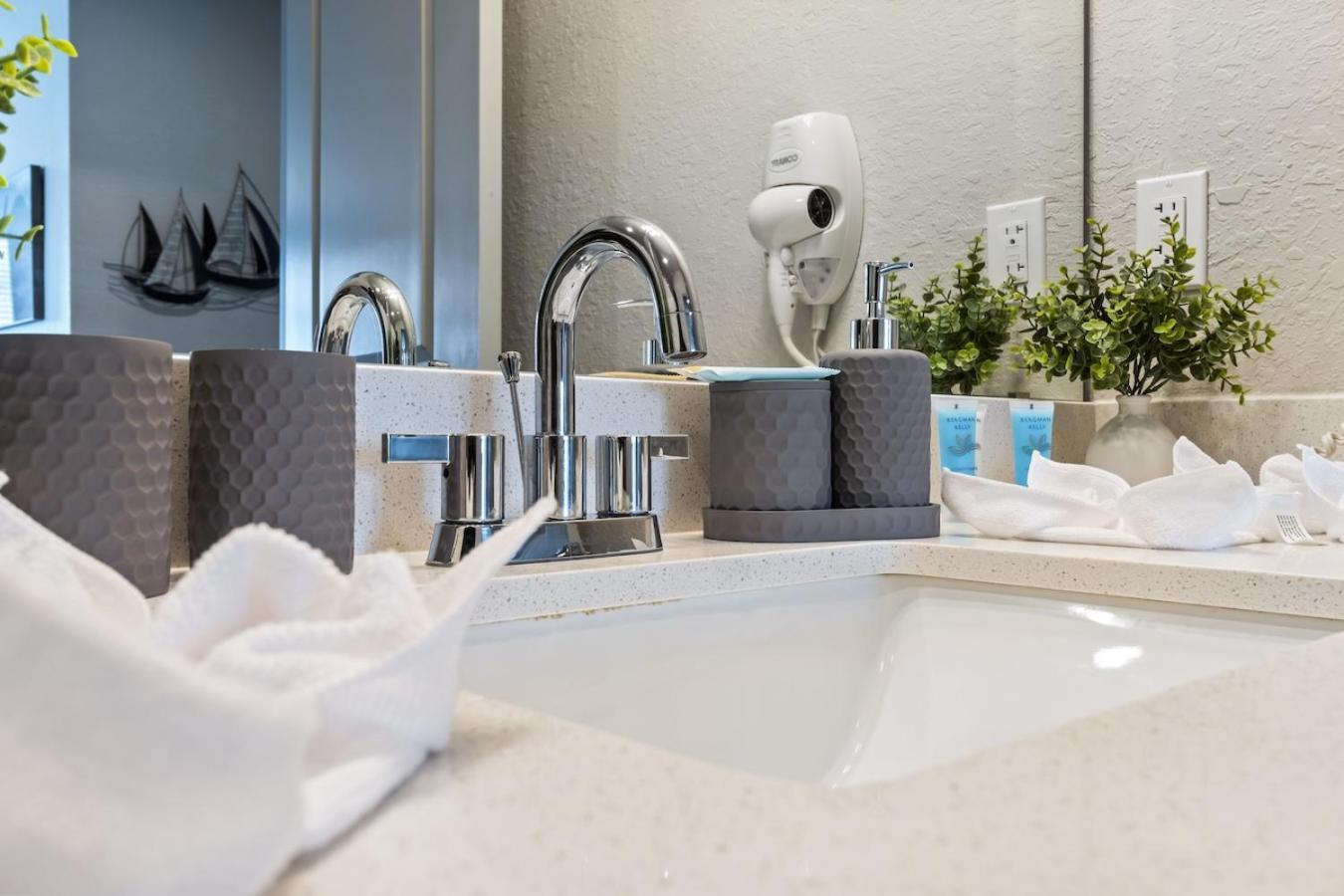 Central Avenue 2 Bed Mins From Tropicana Field Sankt Petersburg Exterior foto